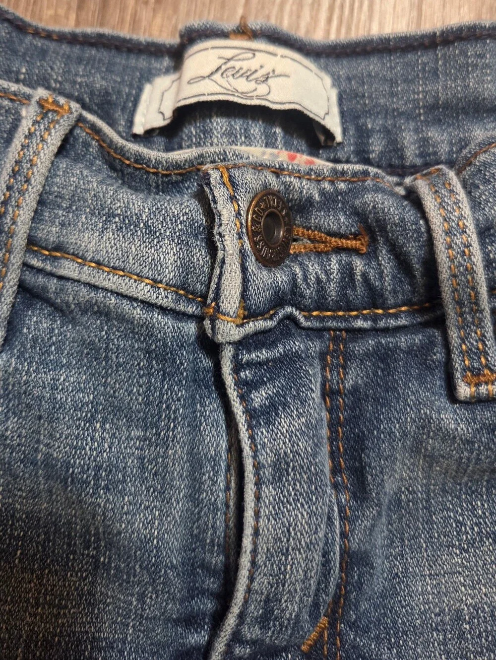 Levi’s Women’s Denim Bermuda Shorts Size 4 Long Jean Shorts Y2K